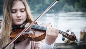 violin student at summer music camps